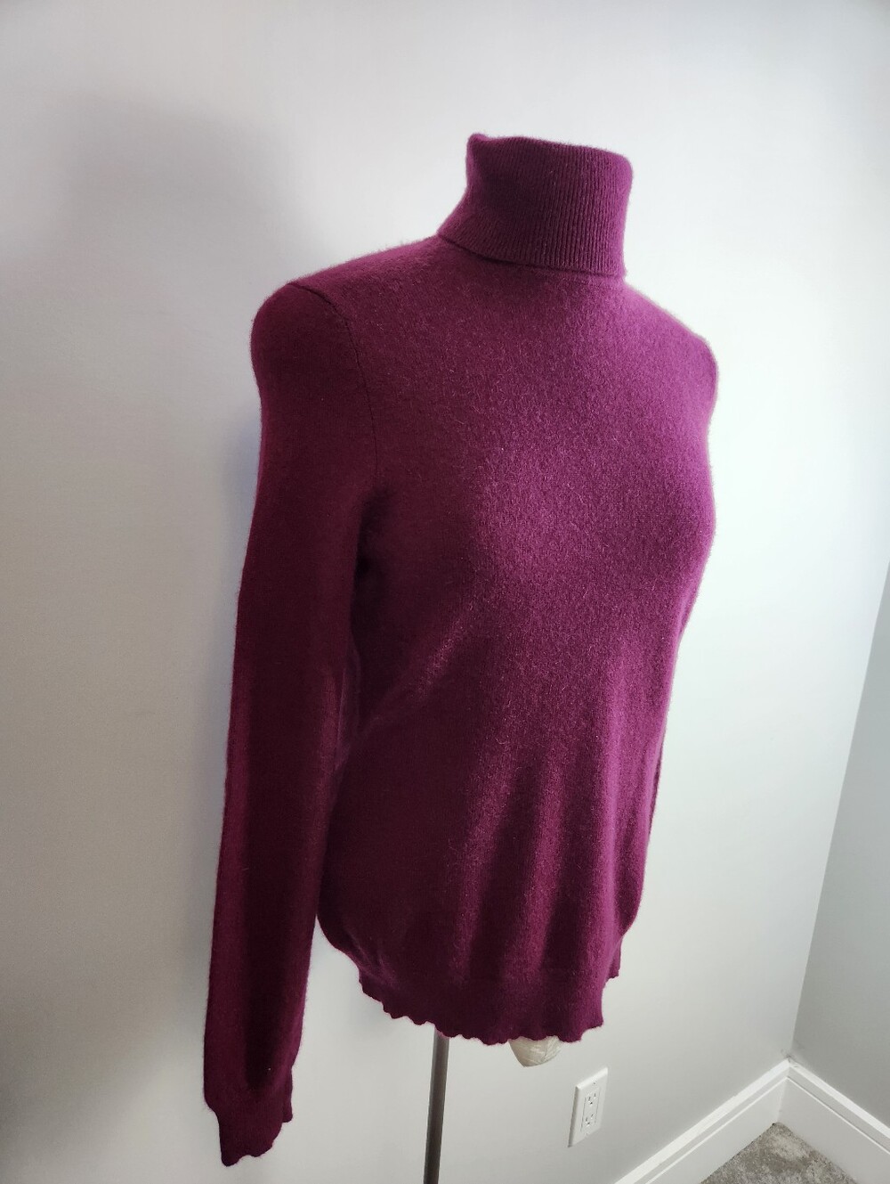 💯 Cashmere Sweater Sz M Burgundy High Neck Lord & Taylor Cozy Soft Quiet Luxury - Picture 3 of 11